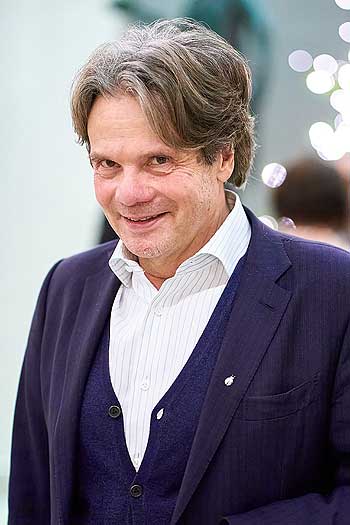 Dr. Carsten Krohn (Leiter „Zentrum für schwerbrandverletzte Kinder“), Luca Berthold beim 26. Advents- Benefizkonzert im Cuvillés Theater am 13. Dezember 2021 (©Foto: Jens Hartmann/BMW )